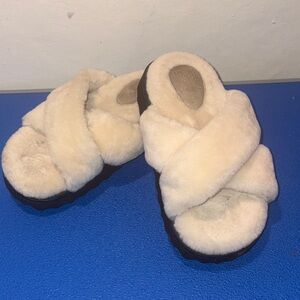 Cozy Cream Fuzzy Slippers